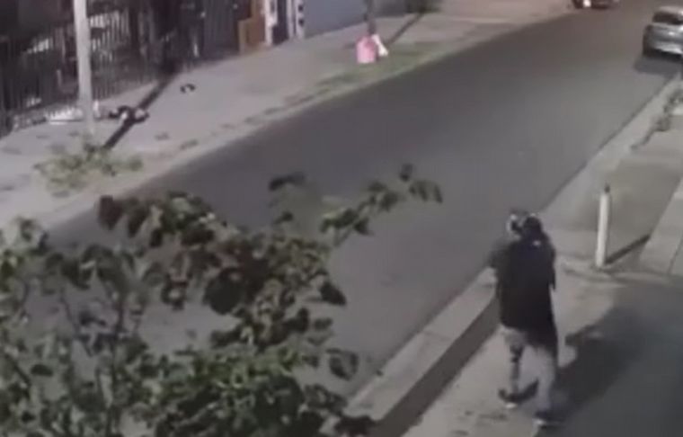 FOTO: Asaltan a un policía para robarle la moto y tras un tiroteo muere un delincuente