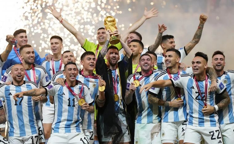 FOTO: El plantel de Argentina, con la Copa del Mundo.