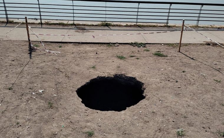 Alertan sobre un cráter que aparecio frente al Monumento a la Bandera.