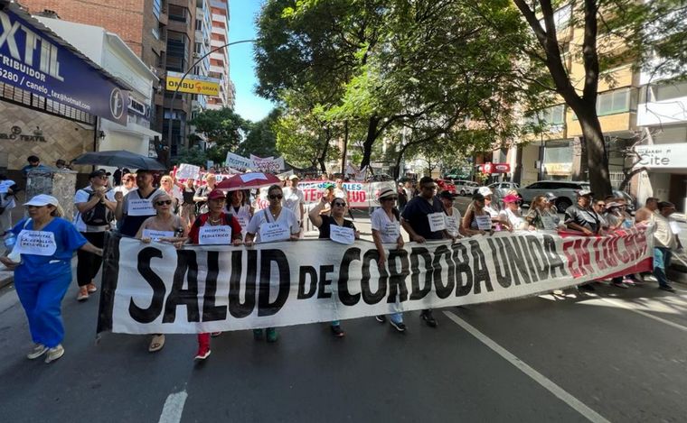 FOTO: Trabajadores de la Salud pararon y marcharon en Córdoba.
