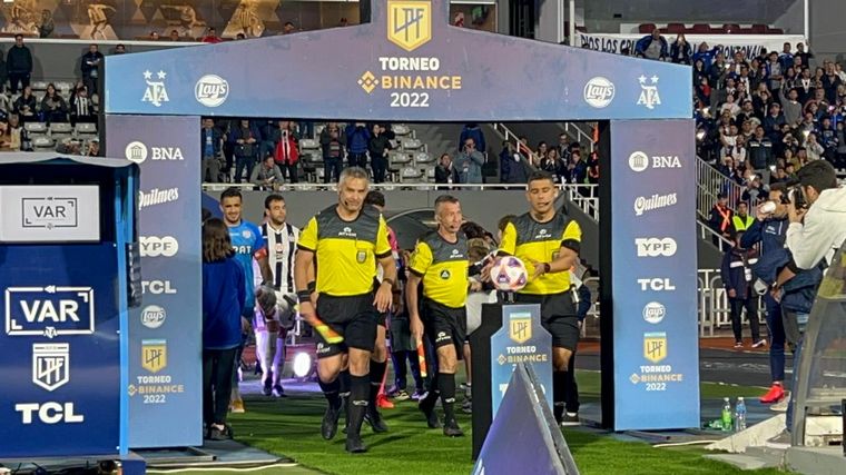 Árbitros y VAR. (Foto:Ilustrativa)