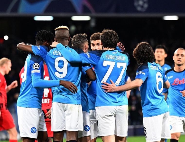 FOTO: El Napoli hizo historia y clasificó a cuartos de final. (Foto: @@sscnapoli)