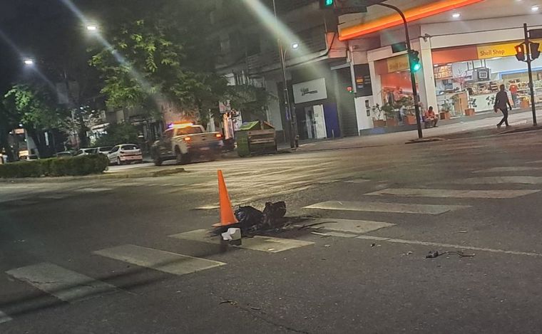 Así amaneció la esquina de España y avenida Pellegrini.