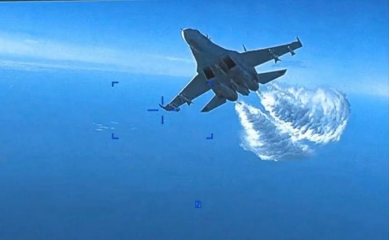 FOTO: El Pentágono difundió un video cuando el caza ruso intercepta un dron de EE.UU.