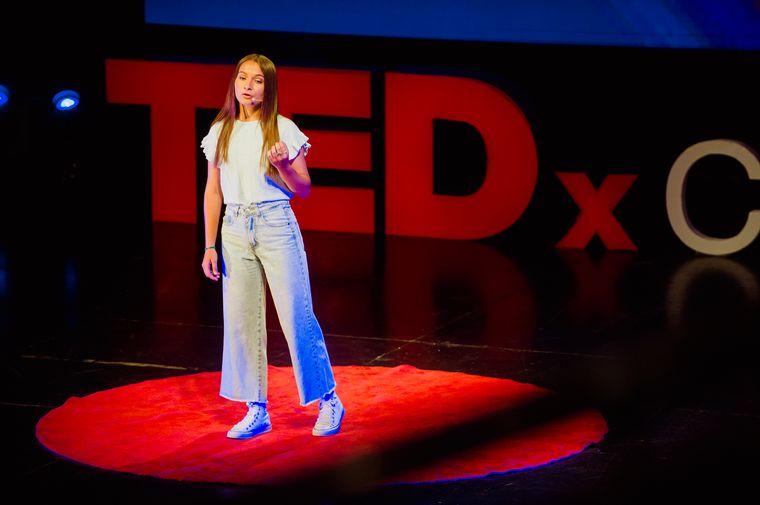 FOTO: Eugenia Ventura participó del programa y llegó al escenario de TEDxCórdoba 2022.