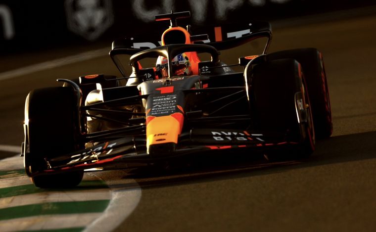 FOTO: Verstappen se pone al frente desde la FP1 en Jeddah