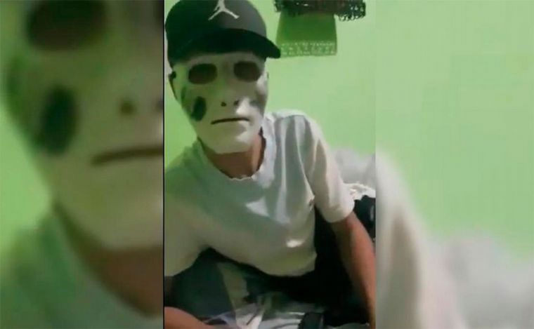 FOTO: Cayó el joven que amenazó con una máscara al barrio donde mataron a Máximo. 