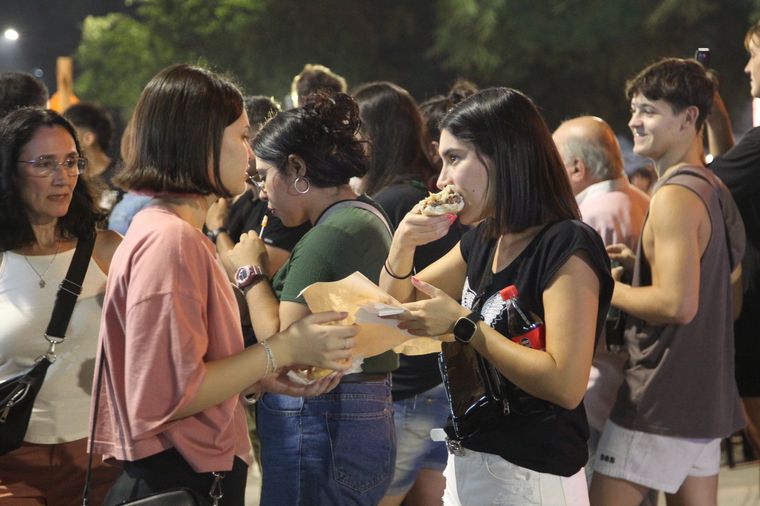 FOTO: Una multitud disfrutó de la primera noche del Festival del Humor y el Choripán 