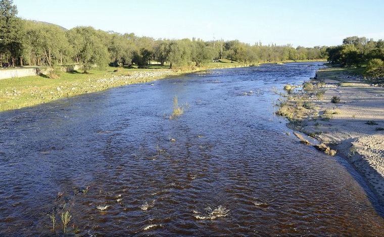 A lo largo de 14 km, el Río Cosquin regala espacios rodeados de naturaleza.