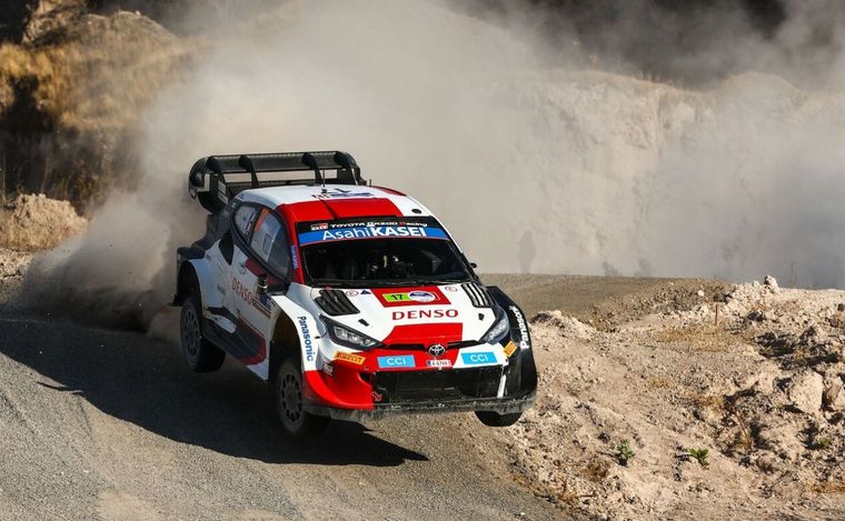 Ogier saltando en uno de los duros tramos de la segunda etapa