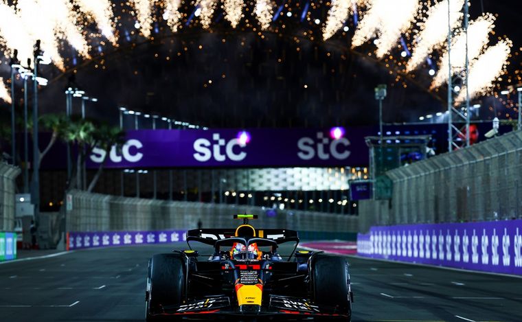 FOTO: El mexicano Sergio Pérez de Red Bull ganó el GP de Arabia Saudita de F1