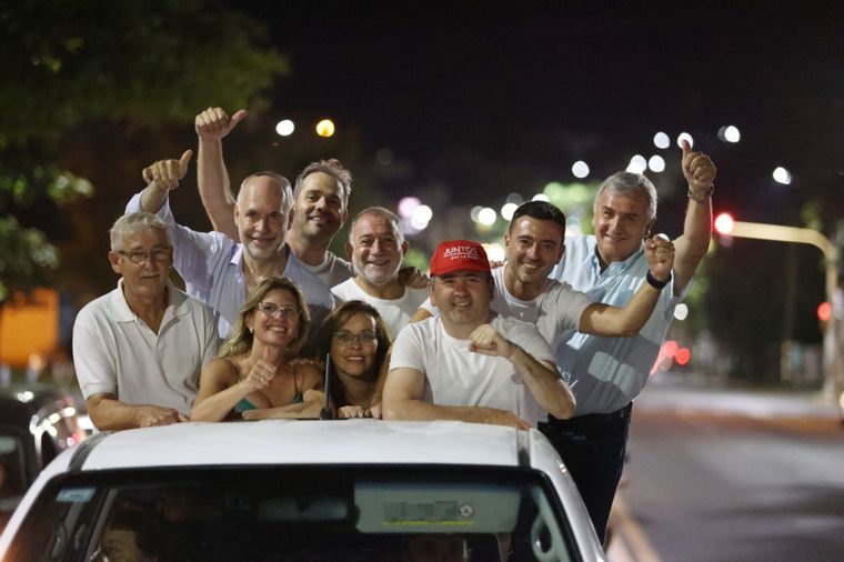FOTO: Larreta y Morales, junto a Dieminger, Juez y De Loredo en la caravana triunfal. 
