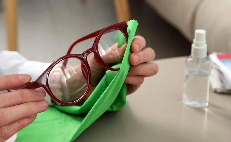 FOTO: Tutorial para limpiar de manera correcta los lentes.