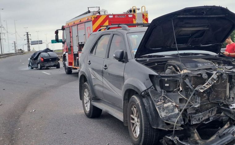 La Toyota quedó con el frente destruído.