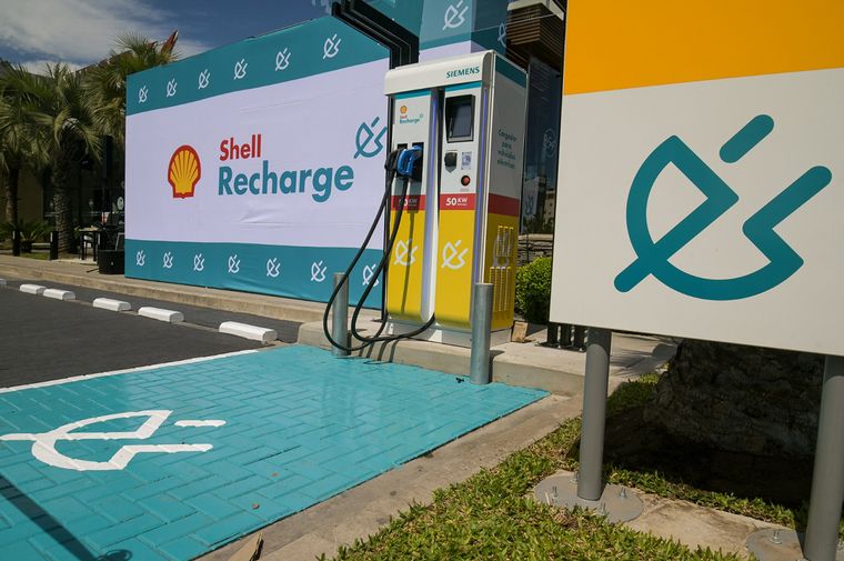 FOTO: Raízen suma cargadores Shell Recharge y lanza su App para autos eléctricos.