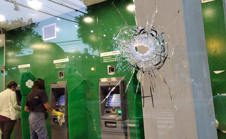 FOTO: Uno de los impactos de bala en la sucursal bancaria.