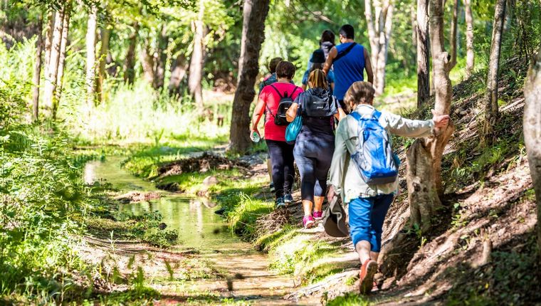 FOTO: Senderismo en familia, una actividad ideal para el fin de semana largo.