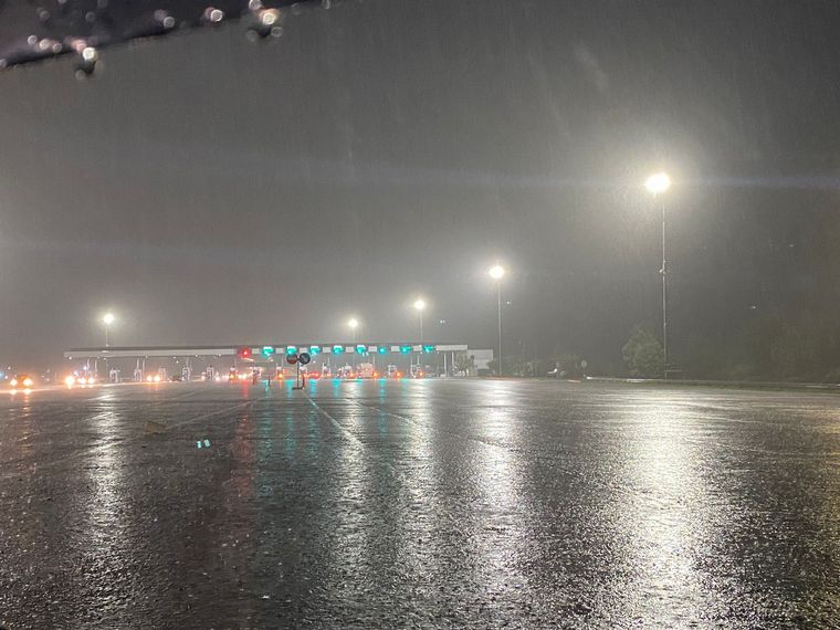 Corte total en ambas manos de la Costanera en Córdoba por las intensas lluvias
