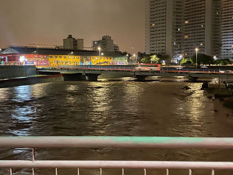 Corte total en ambas manos de la Costanera en Córdoba por las intensas lluvias