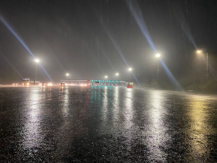 Corte total en ambas manos de la Costanera en Córdoba por las intensas lluvias