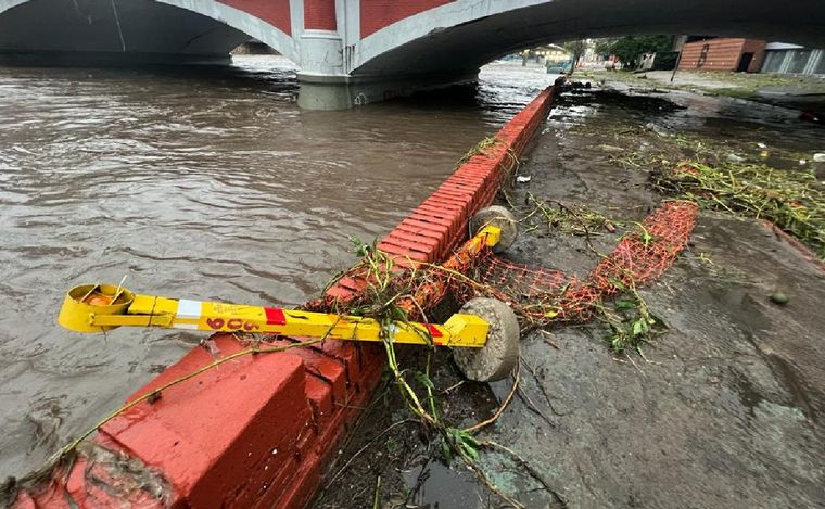 Costanera cerrada por la tormenta en Córdoba.