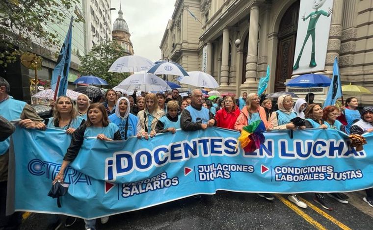 AUDIO: Docentes marcharon bajo la lluvia en Córdoba: habrá asamblea el jueves que viene