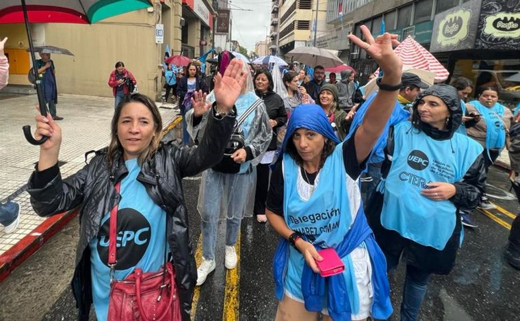 FOTO: Docentes marchan bajo la lluvia en Córdoba.