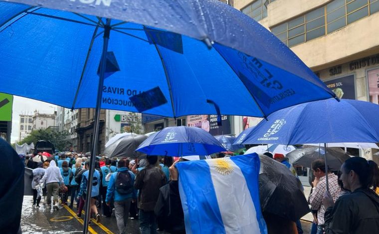 FOTO: Docentes marchan bajo la lluvia en Córdoba.
