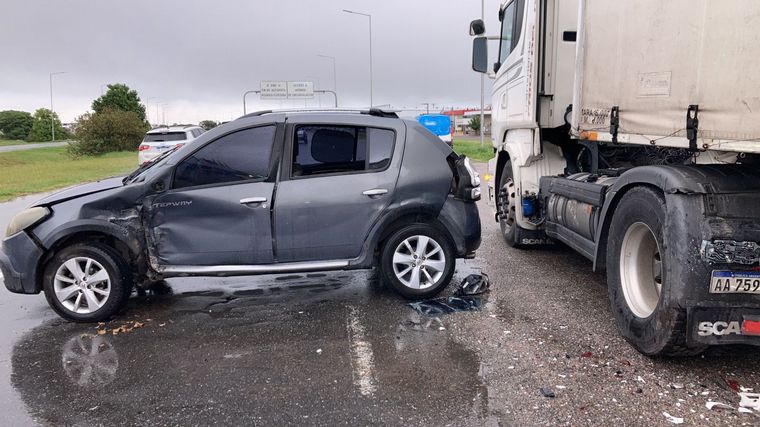 FOTO: Fuerte choque entre un camión y un auto en autopista Córdoba-Pilar