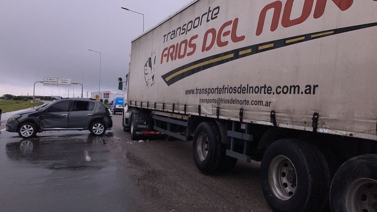 FOTO: Fuerte choque entre un camión y un auto en autopista Córdoba-Pilar