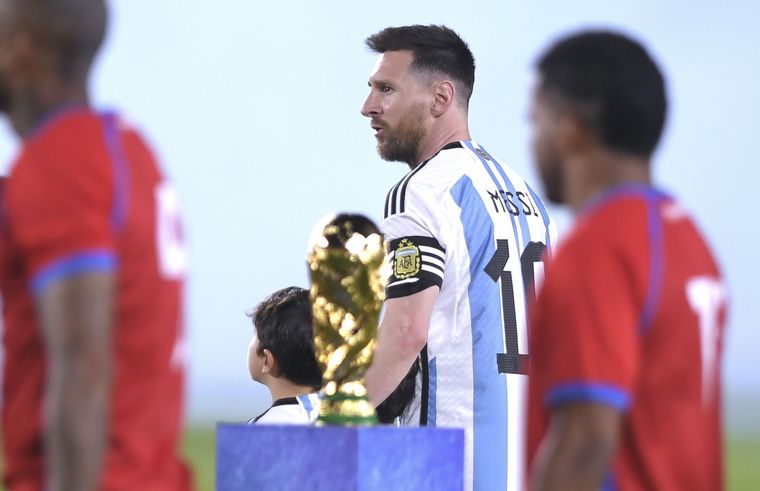 FOTO: Messi y la Copa del Mundo, en el Monumental.