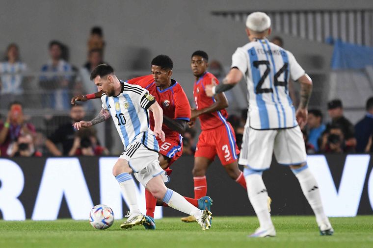 FOTO: Lionel Messi, en acción ante Panamá.