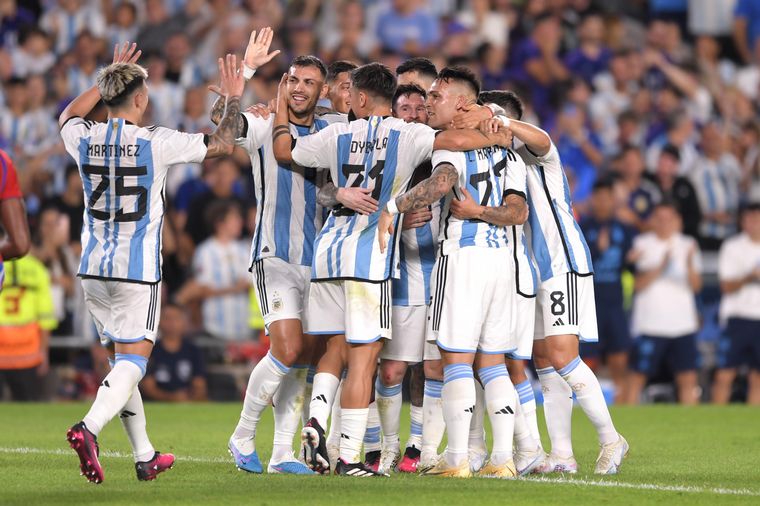 FOTO: Los jugadores argentinos celebran la victoria.