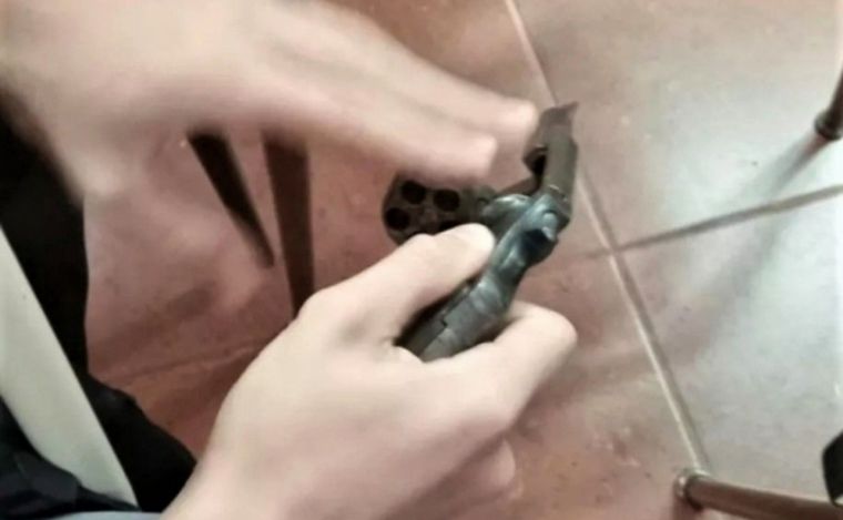 FOTO: Misiones: un alumno de 14 años llevó un revólver al colegio y lo subió a redes.