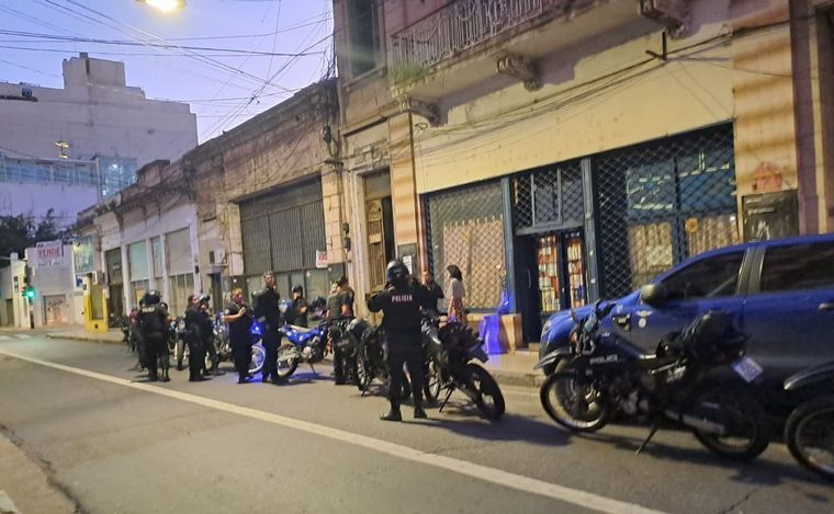 Fuerte presencia policial por una pelea de pareja en una pensión de Maipú al 1200.