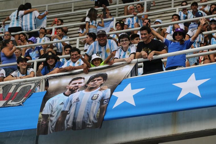 FOTO: Los hinchas de la Selección coparon las tribunas del Madre de Ciudades.