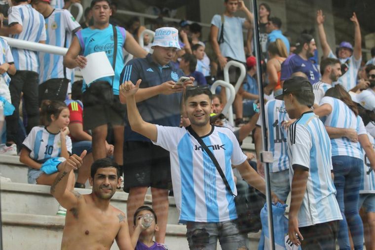 FOTO: Los hinchas de la Selección coparon las tribunas del Madre de Ciudades.