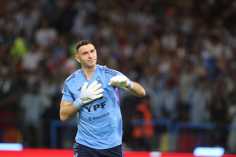 El arquero campeón del mundo, elogioso con "La 12"