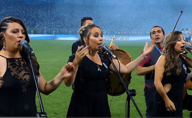 FOTO: El himno fue interpretado por Los Manseros, Las Mullieris y Néstor Garnica.