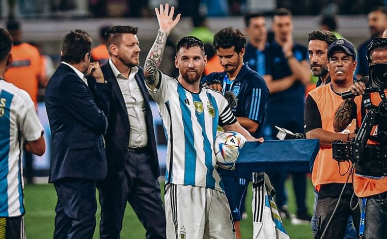 FOTO: Lionel Messi se quedó con la pelota al marcar su gol número 100 en la Selección.