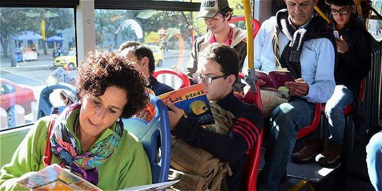 FOTO: Dejan libros de autores cordobeses en colectivos para que circulen en los viajes