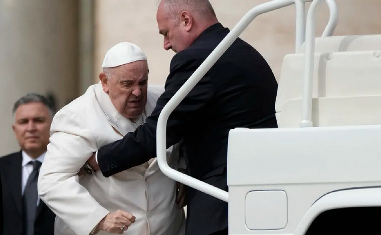 FOTO: Internaron al papa Francisco (AP).