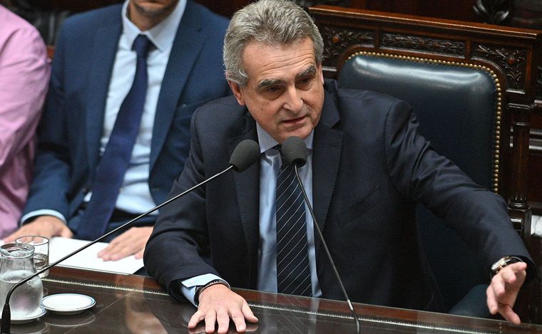 FOTO: El jefe de Gabinete, Agustín Rossi, brinda su primer informe ante el Congreso.