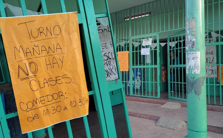 FOTO: Una escuela de Rosario suspendió las clases por una amenaza. El comedor funciona. 