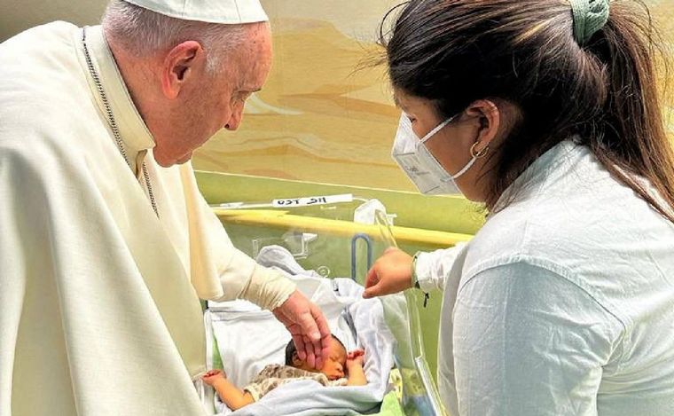 FOTO: El Papa bautizó a un bebé en el hospital Gemelli.