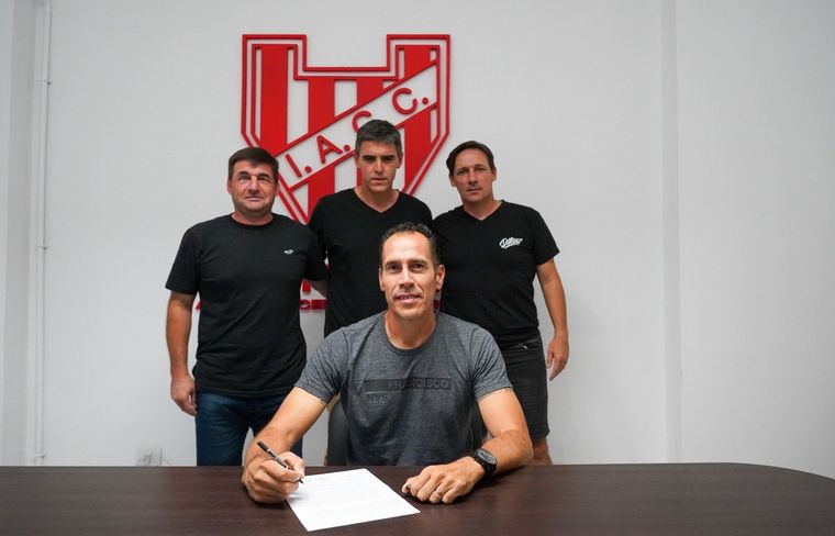 FOTO: Bovaglio y su cuerpo técnico, luego de firmar su contrato. (Foto: Prensa IACC)