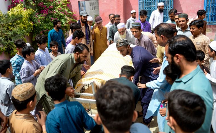 FOTO: 11 muertos en Pakistán en una estampida por conseguir comida.