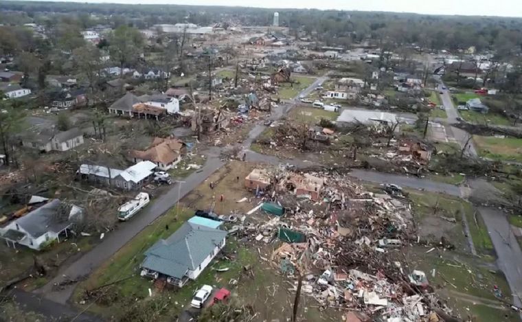 FOTO: Una ciudad del estado de Arkansas, devastada por el tornado. (Foto: CNN)