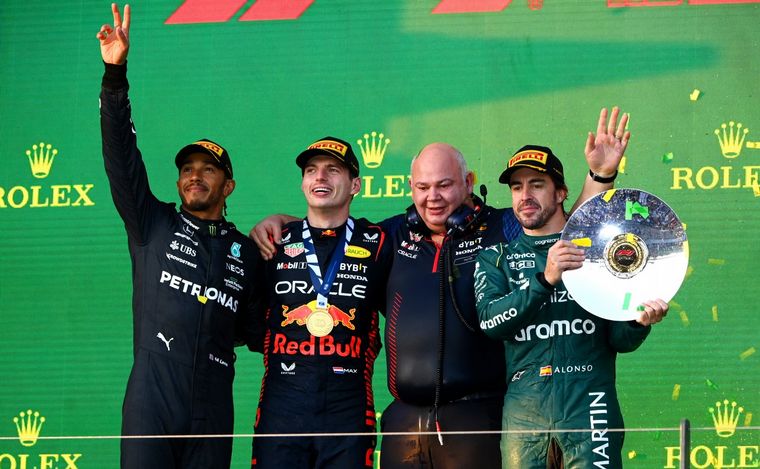 FOTO: Hamilton, Verstappen y Alonso, los tres campeones en el podio de Melbourne