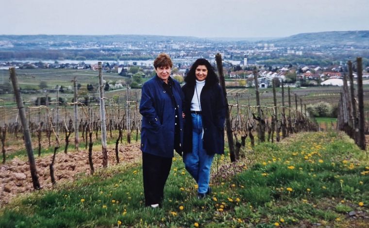 FOTO: Patricia con su madre en unos viñedos a las afueras de Frankfurt.